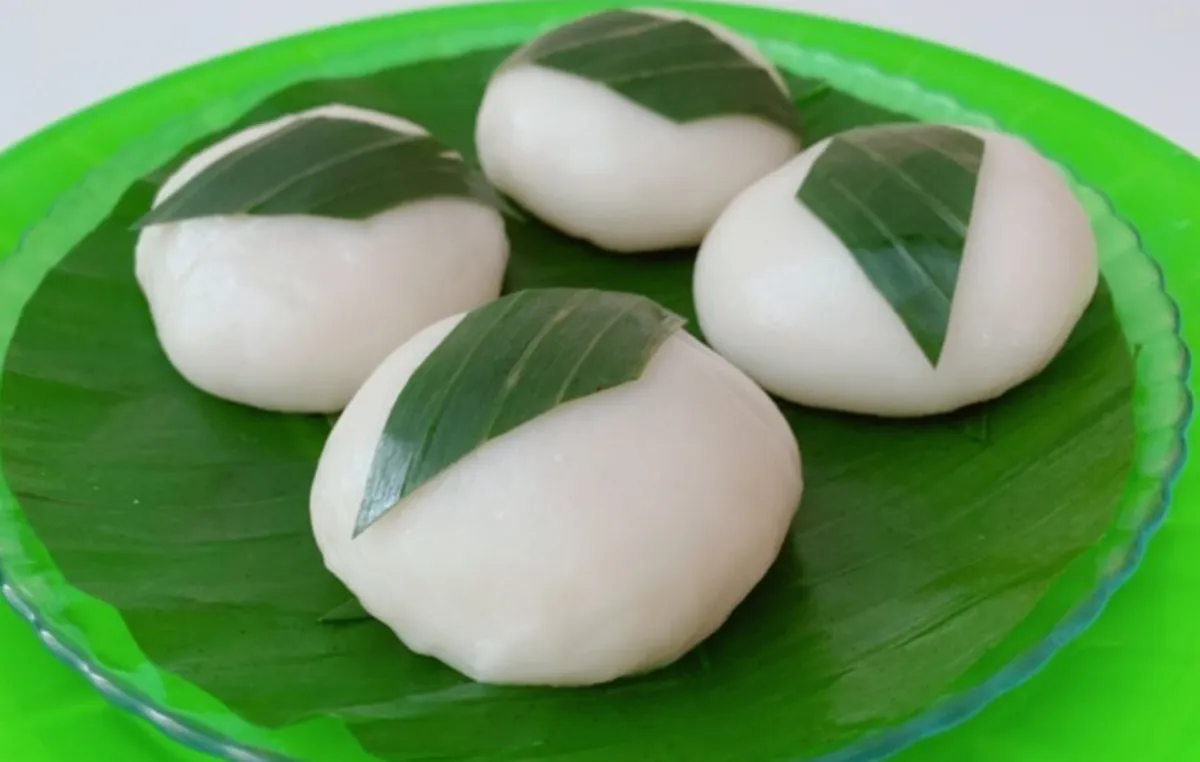 Bánh dày trắng ngần, mềm dẻo, tượng trưng cho sự may mắn và thịnh vượng