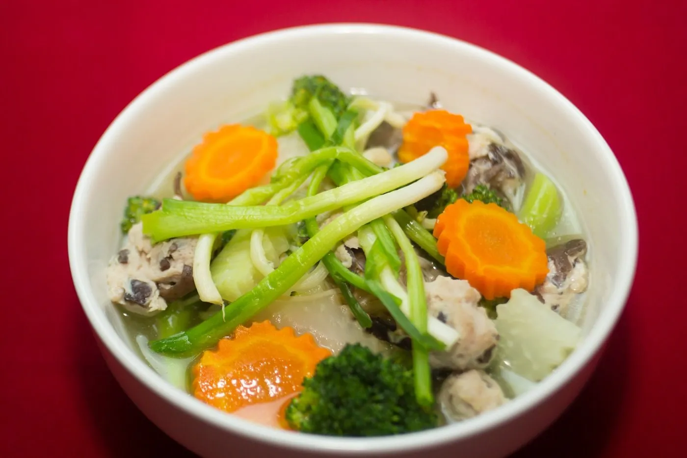 Canh bóng thả với nhiều nguyên liệu tươi ngon, đầy màu sắc