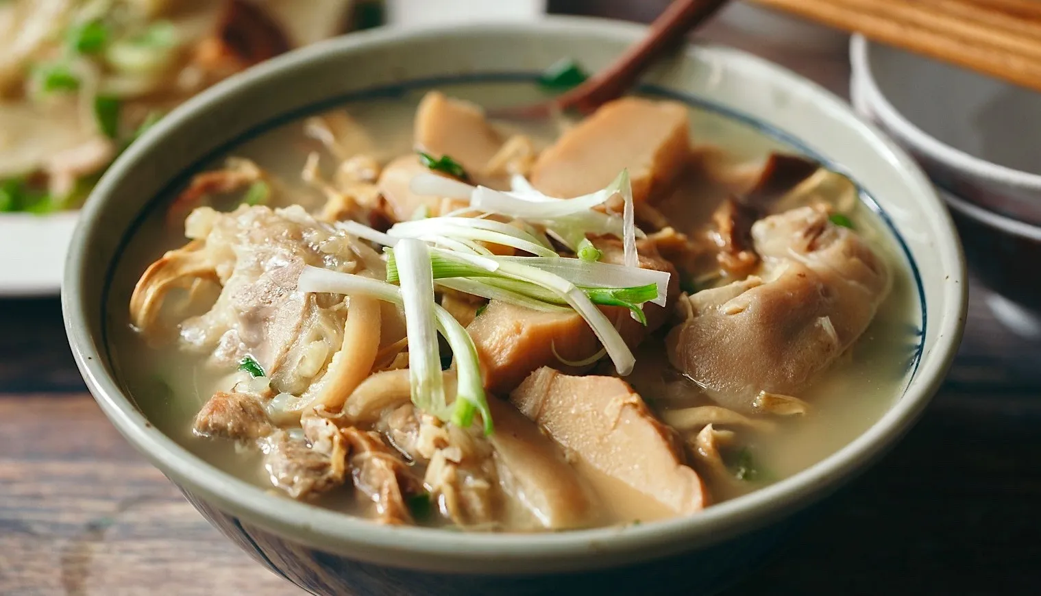 Canh măng hầm chân giò thơm ngon, bổ dưỡng