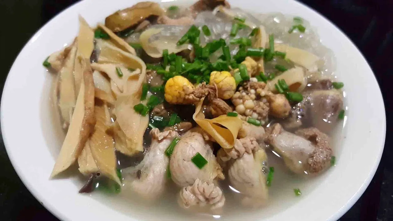 Canh miến nấu măng được bày biện đẹp mắt