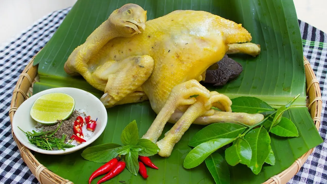 Gà luộc vàng ươm, thịt chắc, được trang trí đẹp mắt