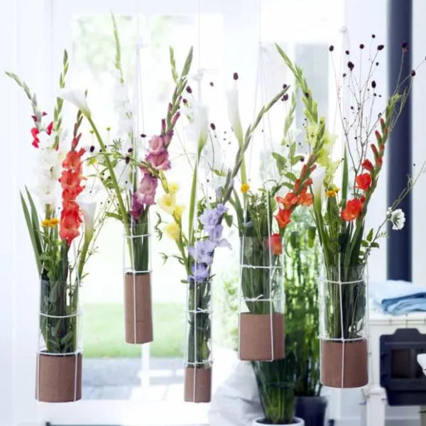 alt: Một bó hoa nhỏ nhắn, được cắm trong một bình thủy tinh trong suốt, với các cành hoa được sắp xếp tinh tế.