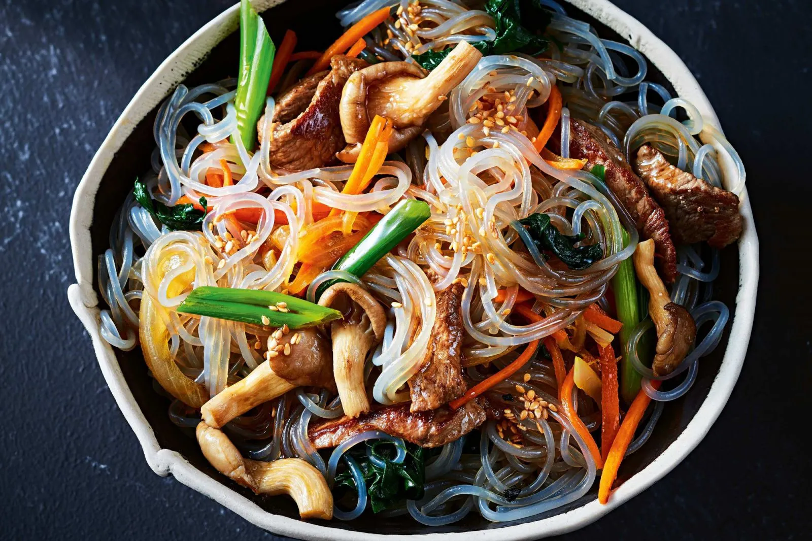 Miến xào thập cẩm với nhiều màu sắc hấp dẫn