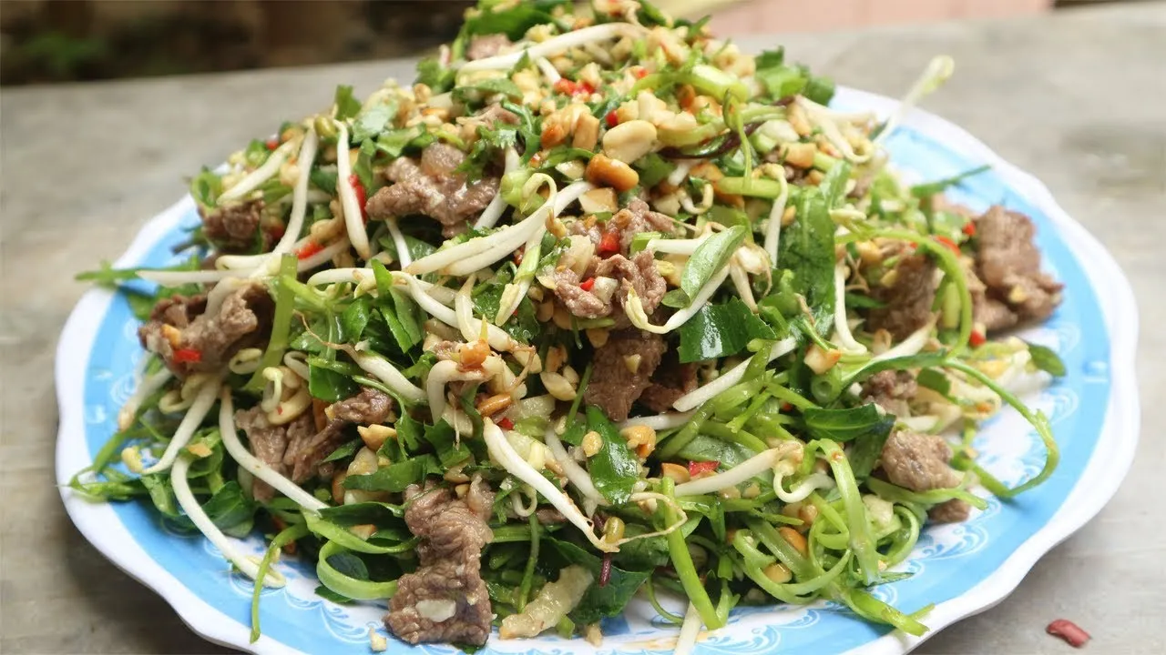 Nộm miền Bắc với nhiều loại rau củ tươi ngon, đầy màu sắc