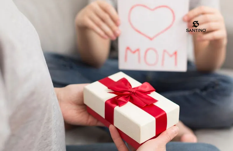 Hình ảnh mẹ hạnh phúc nhận quà sinh nhật